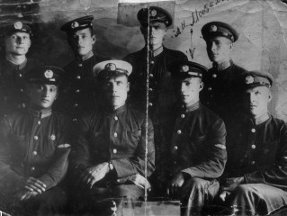 А.И. Мазалецкий (2-й справа в 1-м ряду) с боевыми товарищами. 1941