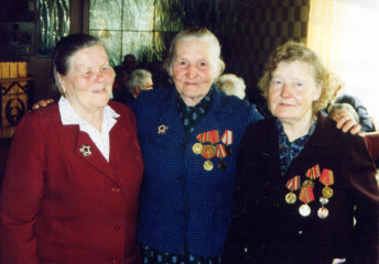 А.П. Доронина (слева) с участницами войны, 1999