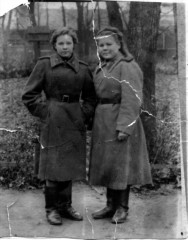 А.П. Доронина (справа). Каунас, 1944