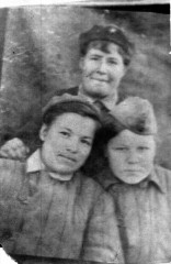 А.П. Доронина (справа) с подругами, 1940
