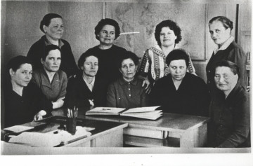 А.П. Доронина (стоит крайняя слева) среди участниц войны,1965
