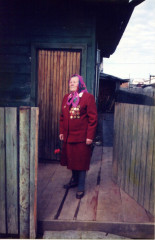 А.П. Доронина у своего дома, 2003