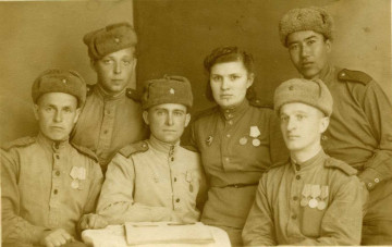 А.П. Кузьмин с однополчанами. Польша, 1944