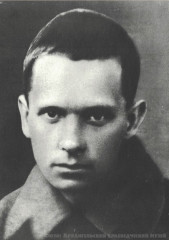 Фёдор АВбрамов после тяжёлого ранения и блокадного госпиталя. Ленинград, 1942 год