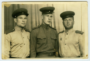 И.М.Нетленнов (в центре) с боевыми товарищами. Июль 1945 года