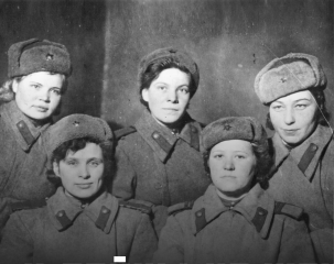 К.П. Емельянова (стоит слева) с боевыми подругами. 1942