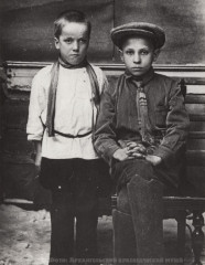 Карпогоры, 1934 год. Справа - Фёдор Абрамов 