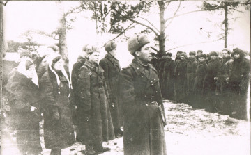 Митинг, посвященный передаче танковой колонны ВОЛОГОДСКИЙ КОЛХОЗНИК воинской части. 1943