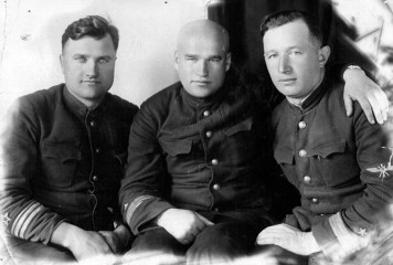 Н.З. Павлов (в центре). 1941-1942