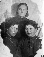 О.А. Собакина (слева) с боевыми подругами, 1944
