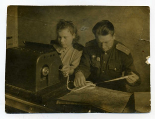 О.С. Трошина с оперативным дежурным за аппаратом «Советский телетайп». Около 1943