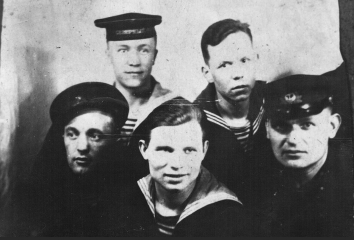 П.И. Курочкин (1-й справа) с боевыми друзьями. 1942