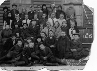П.П. Воронов(1 справа во 2 ряду) среди учащихся Ферапонтовской школы, 1935