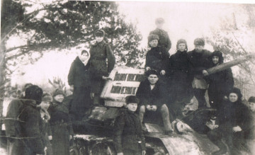 Представители трудящихся в воинской части передают танковую колонну ВОЛОГОДСКИЙ КОЛХОЗНИК. 1943