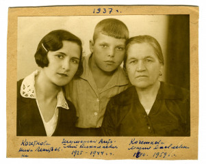В. Шушерин с мамой и бабушкой, 1937