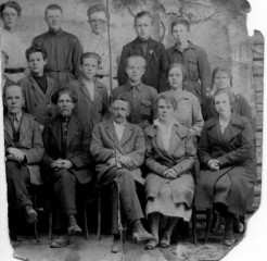 В.П. Воронов (2 слева во 2 ряду) среди учащихся КСШ, 1930-е годы