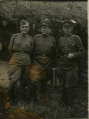 В.В. Красушкин (1-й слева) с сослуживцами, 1944