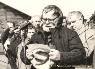 Выступление В.Белова на похоронах Ф. Абрамова. Веркала, 19 мая 1983 года. Автор фото - А. Семьин.