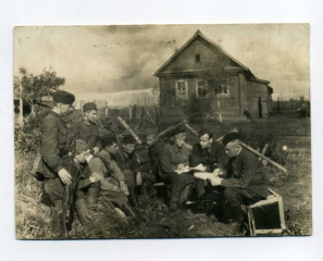 Заседание бюро комсомольской организации 67 батальона авиационного обслуживания. 1942